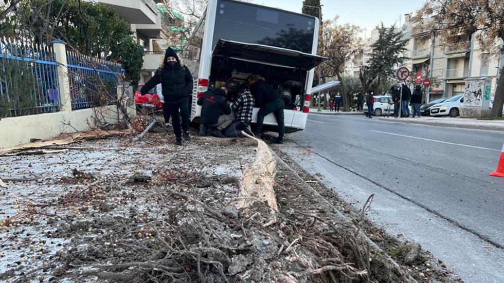 Θεσσαλονίκη: Λεωφορείο χωρίς οδηγό τράκαρε ταξί και έπεσε σε δέντρο 